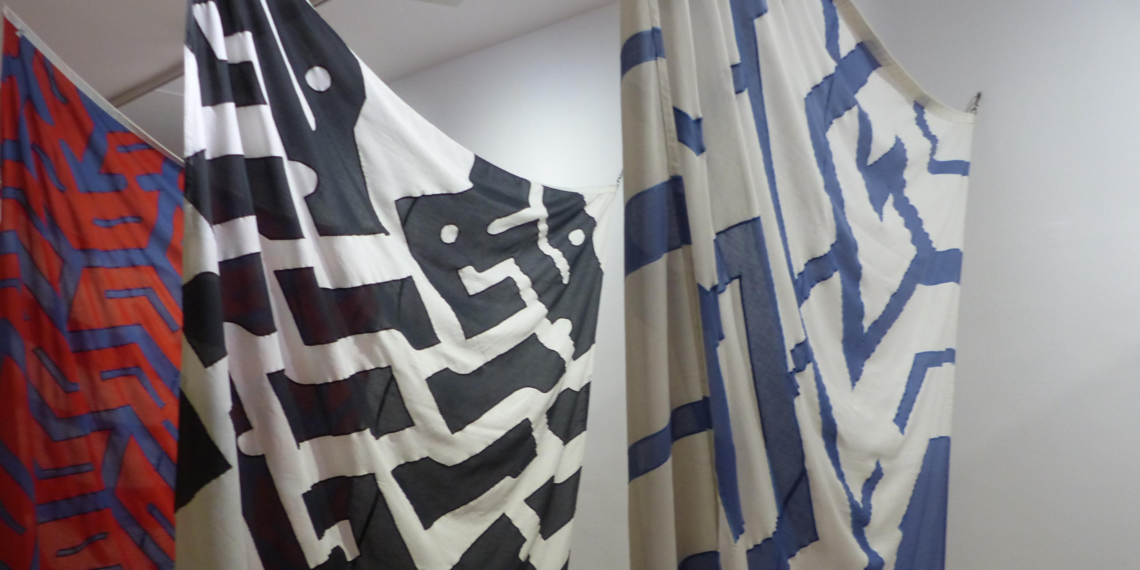 Una instal·lació d’11 banderes dissenyades per Peter Stämpfli als anys