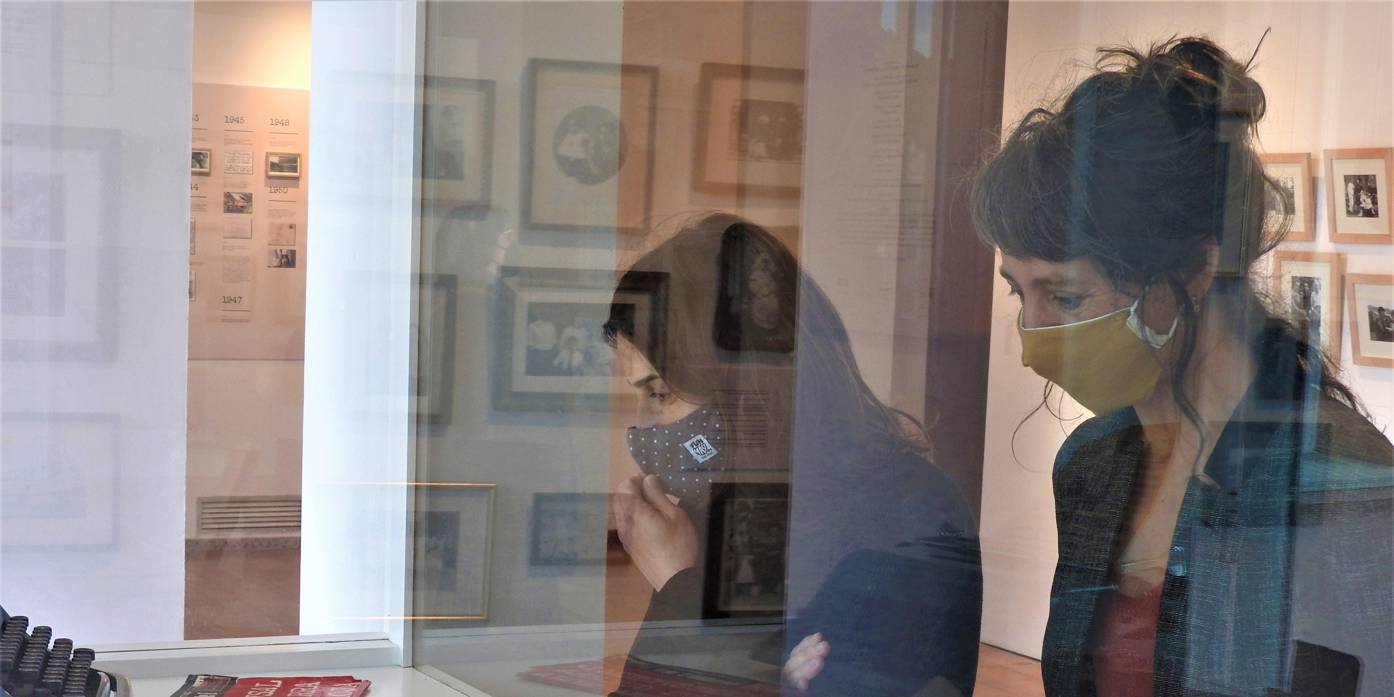 L’exposició ‘Nunca se “save”, descobrint un arxiu’ presenta la riquesa del fons familiar Buckley-Planas per reivindicar la preservació dels documents i el material fotogràfic