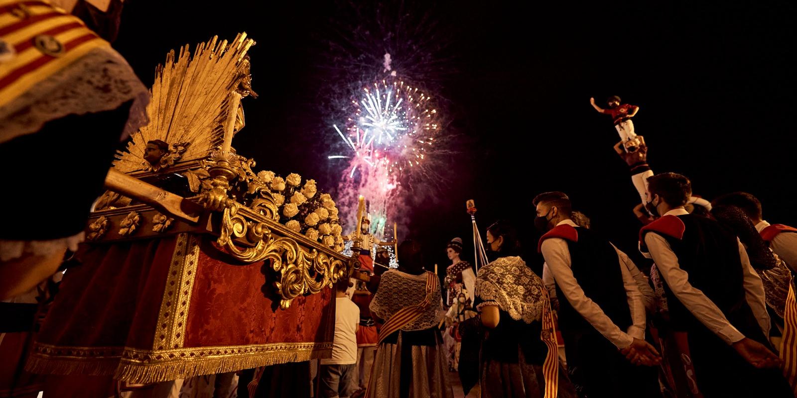 Sitges acomiada amb passió, la Festa Major en honor a Santa Tecla amb una cercavila intensa en sentiments 