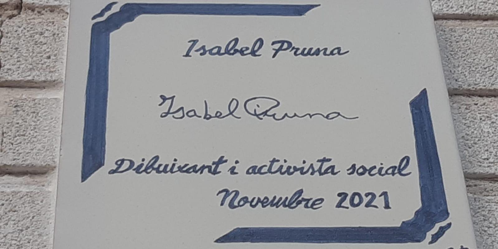 Sitges reconeix la trajectòria de la pintora i activista Isabel Pruna amb la descoberta d’una placa a la Plaça dels Artistes