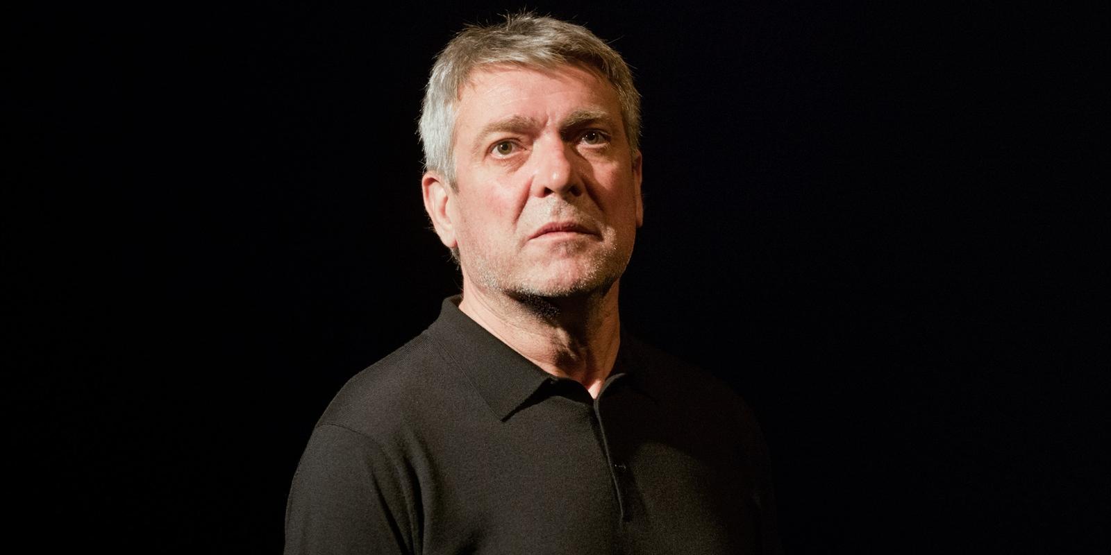 Teatre: El cos més bonic que s’haurà trobat mai en aquest lloc, amb Pere Arquillué