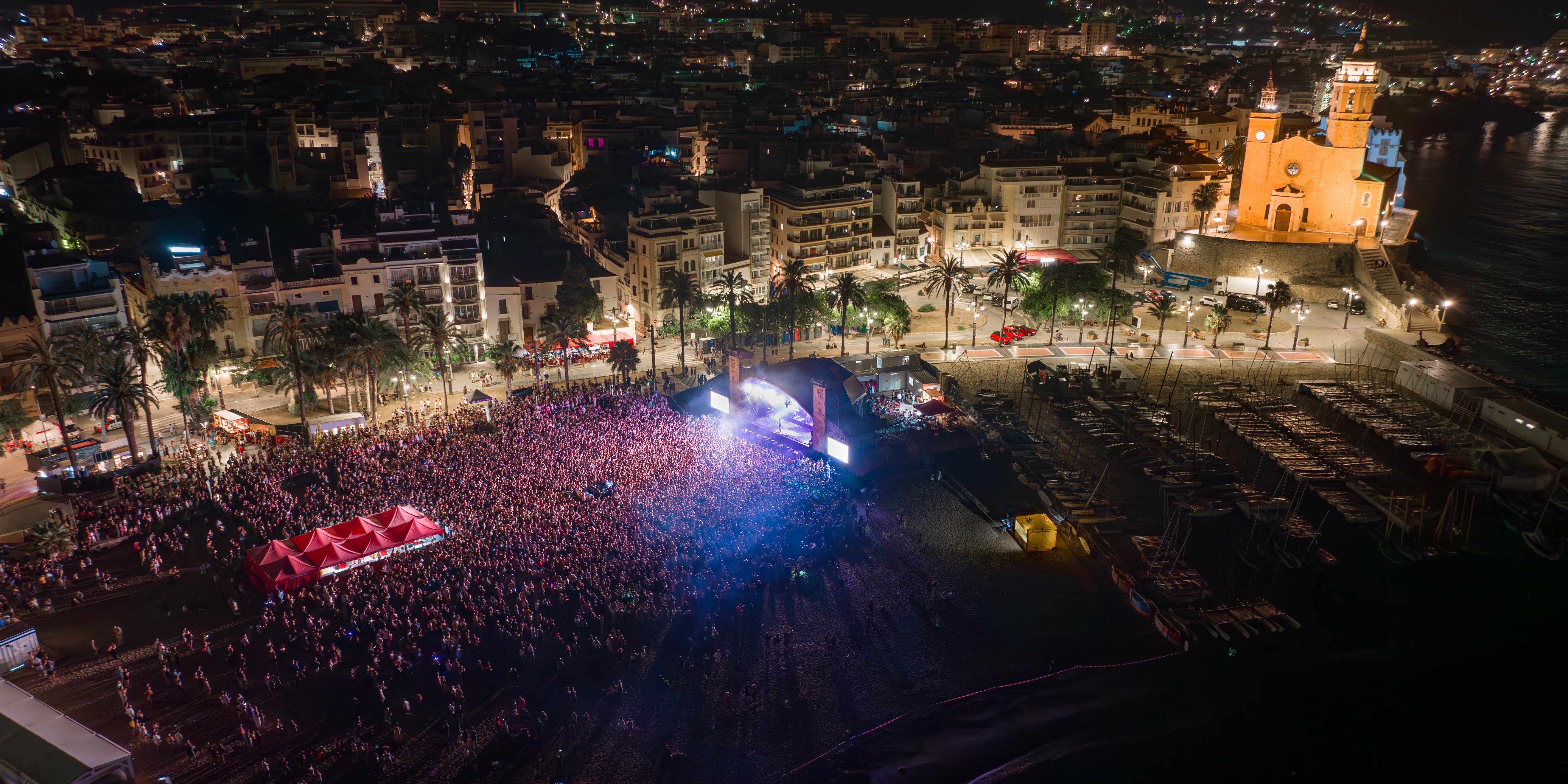 Les Barraques de Sitges han celebrat els 10 anys amb més de 30 mil persones de públic Les Barraques de Sitges han celebrat els 10 anys amb més de 30 mil persones de públic