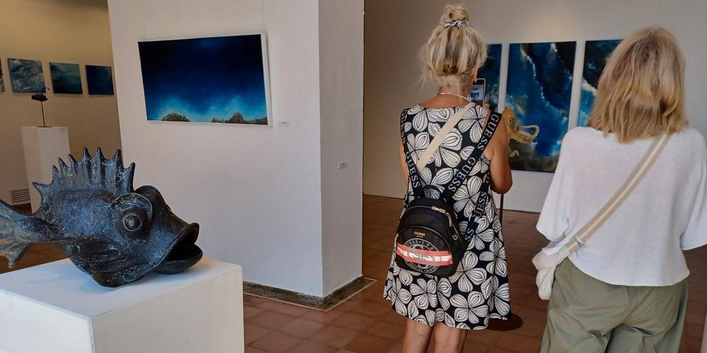 L’artista Rosa Gallach ofereix aquest diumenge una visita guiada a l’exposició ‘Quan el mar parla’