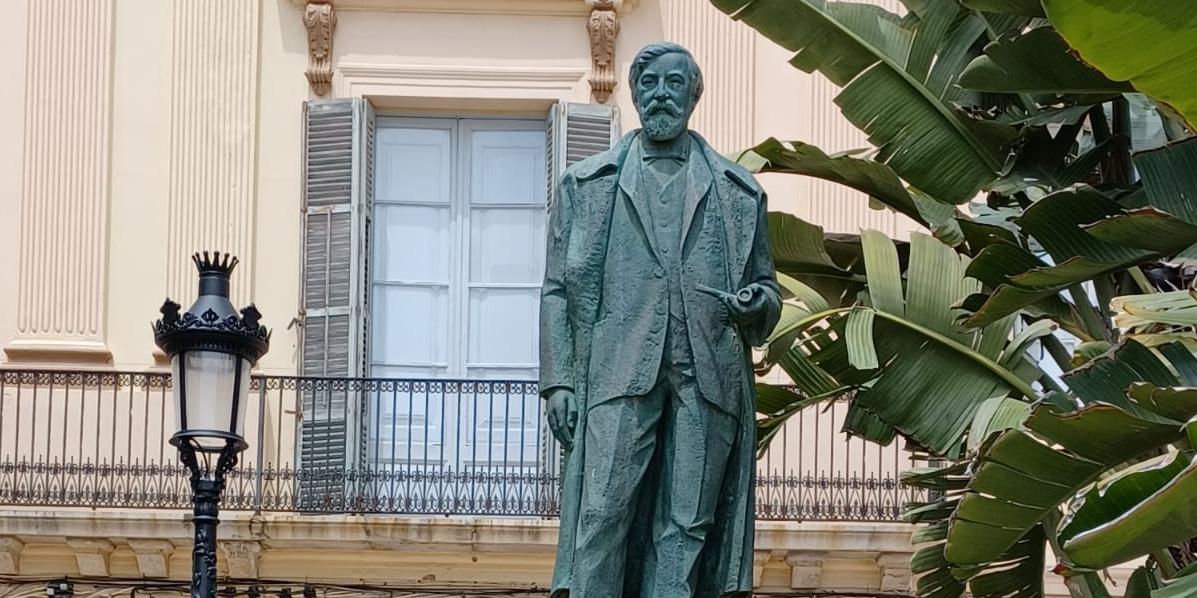 Passejada en família per descobrir la riquesa escultòrica i arquitectònica de Sitges