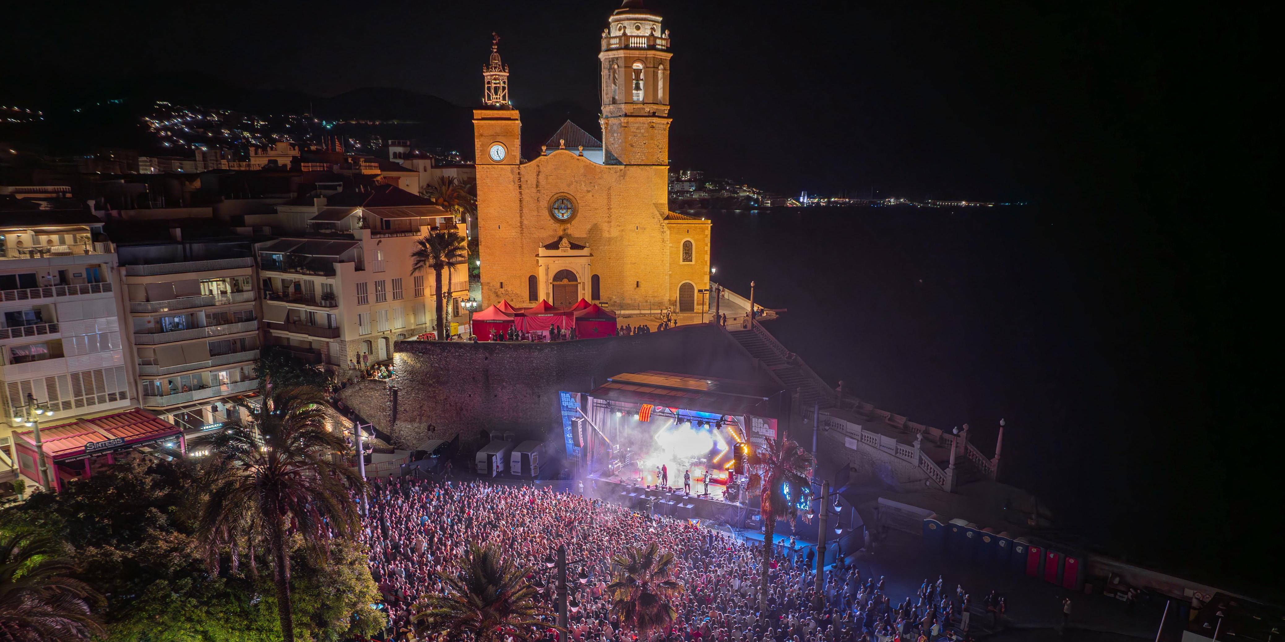 Més de 15.000 persones passen per les Barraques de Sitges Més de 15.000 persones passen per les Barraques de Sitges