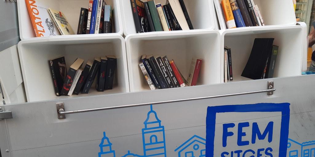 La Book truck s'instal·la al Cap de la Vila amb els seus llibres per reutilitzar La Book truck s'instal·la al Cap de la Vila amb els seus llibres per reutilitzar