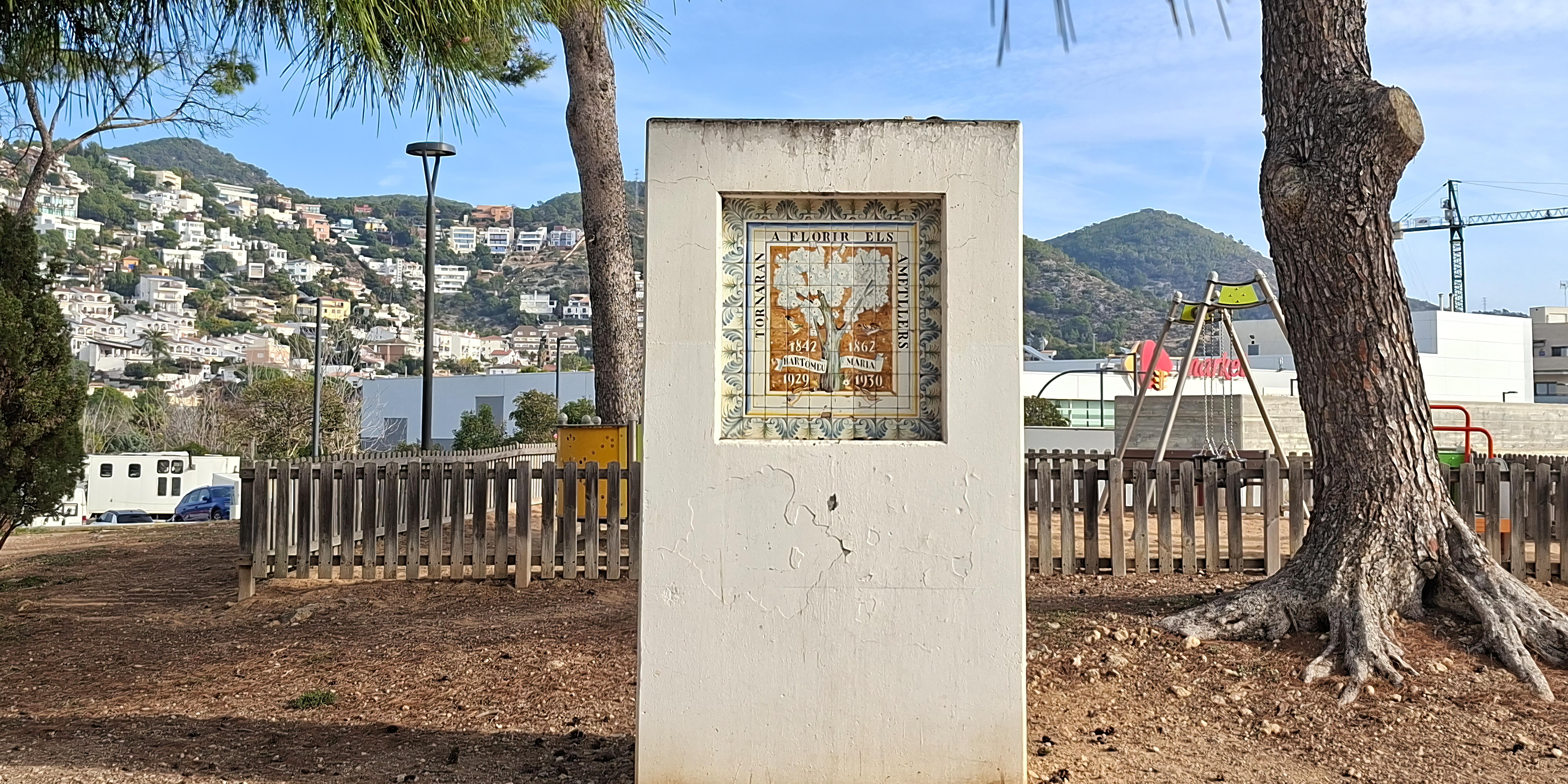 Els plafons de rajoles noucentistes de Josep Obiols procedents del Mas Sant Bartomeu de Sitges