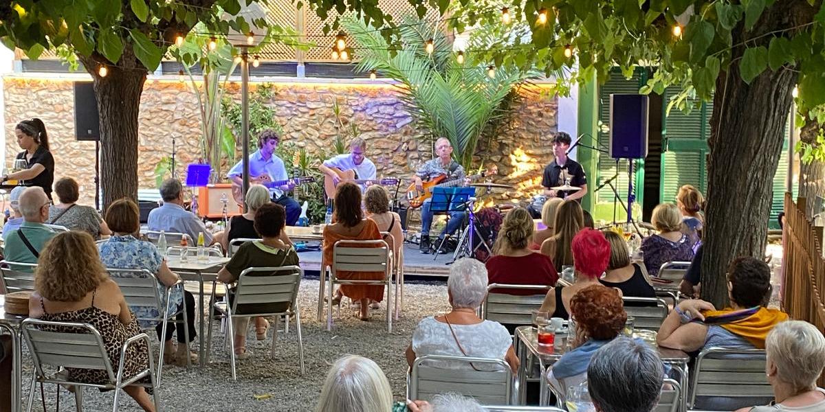 Capvespres als Jardins del Prado