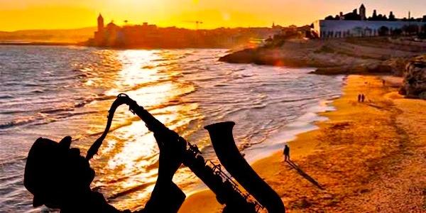 Cada dijous teniu una cita amb el Jazz a Sitges. A El Club hi trobareu una Jam Session amb Oscar Ferret al piano i Xavi Plaza al saxo. En aquesta ocasió, amb la participació d'un col·laborador del programa Sitjazz de Ràdio Sitges: Enric Alegre. El Sitjazz és un programa de Victor Ollé que podeu escoltar els diumenges a les 22 h (posteriorment el teniu disponible a iVoox.com) i el seu contingut es basa en les recomanacions que setmanalment ens proposen músics ben reconeguts.   Amb motiu del Jazz Antic Sitges